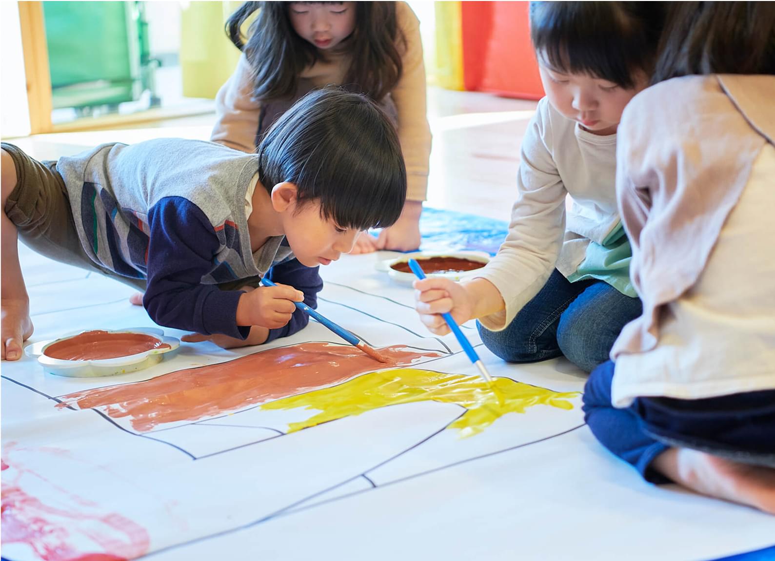 遊んでいる子供の画像